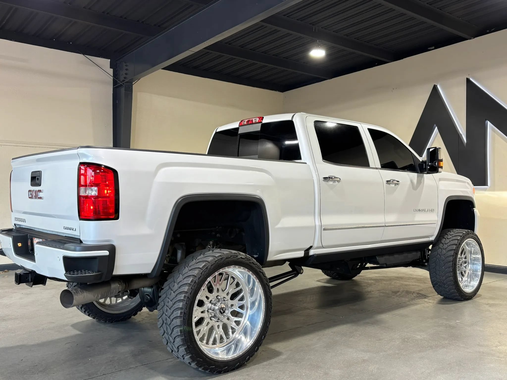 Used 2019 GMC Sierra 2500 Denali w/ Duramax Plus Package AWD/4WD image 4