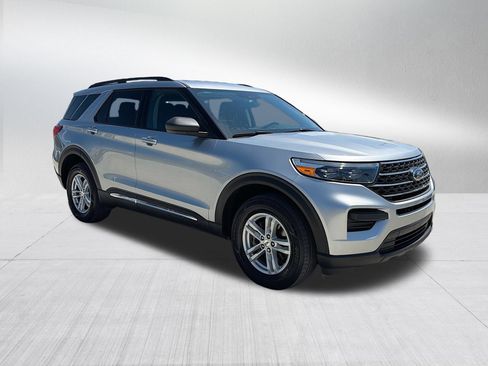 Used 2024 Ford Explorer XLT AWD/4WD image 4