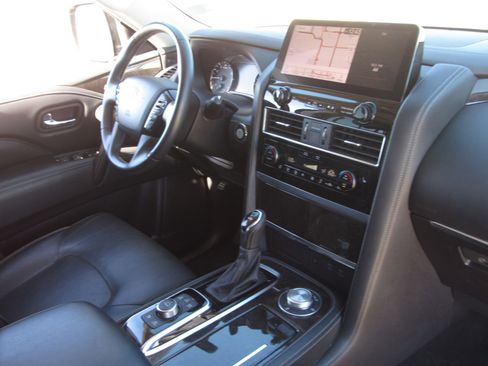 Used 2024 INFINITI QX80 Luxe image 10