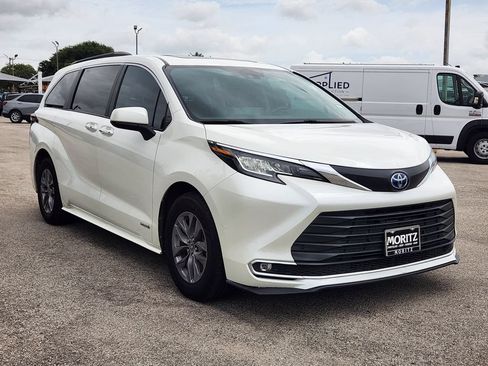 Used 2021 Toyota Sienna XLE FWD image 3