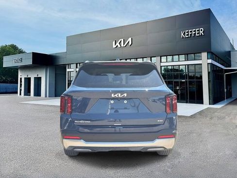 Used 2024 Kia Sorento S image 7