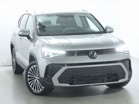 Used 2025 Volkswagen Taos SE image 2