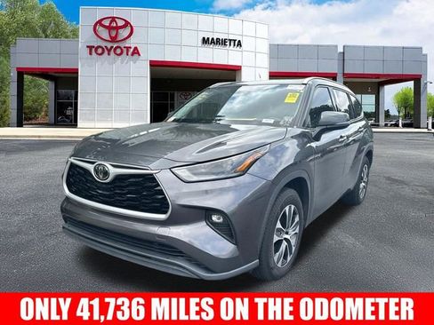 Certified 2021 Toyota Highlander XLE FWD image 3