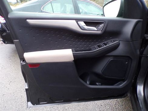 Used 2020 Ford Escape SE image 13