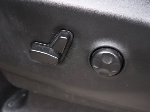 Used 2023 Chrysler Pacifica Touring-L FWD image 9