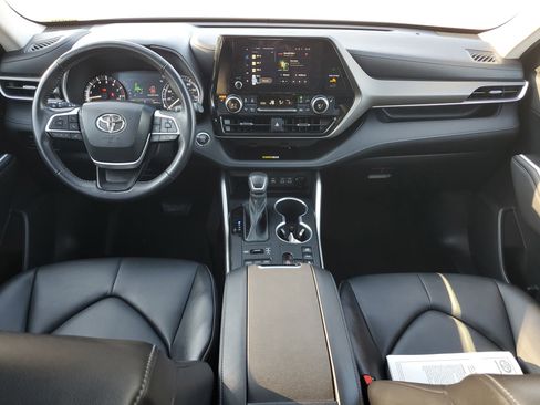 Certified 2023 Toyota Highlander XLE image 19