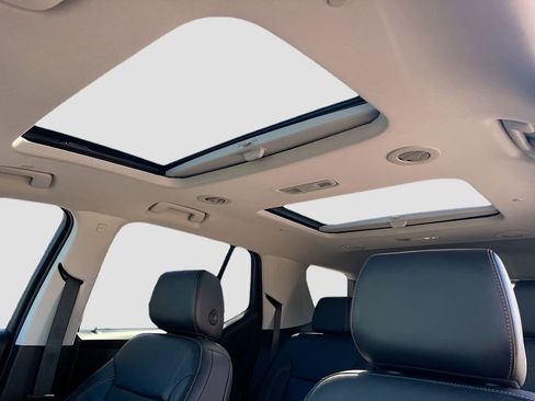 Used 2021 Chevrolet Traverse Premier FWD image 23