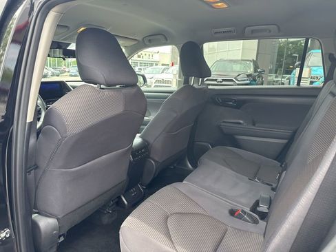 Certified 2025 Toyota Highlander LE FWD image 17