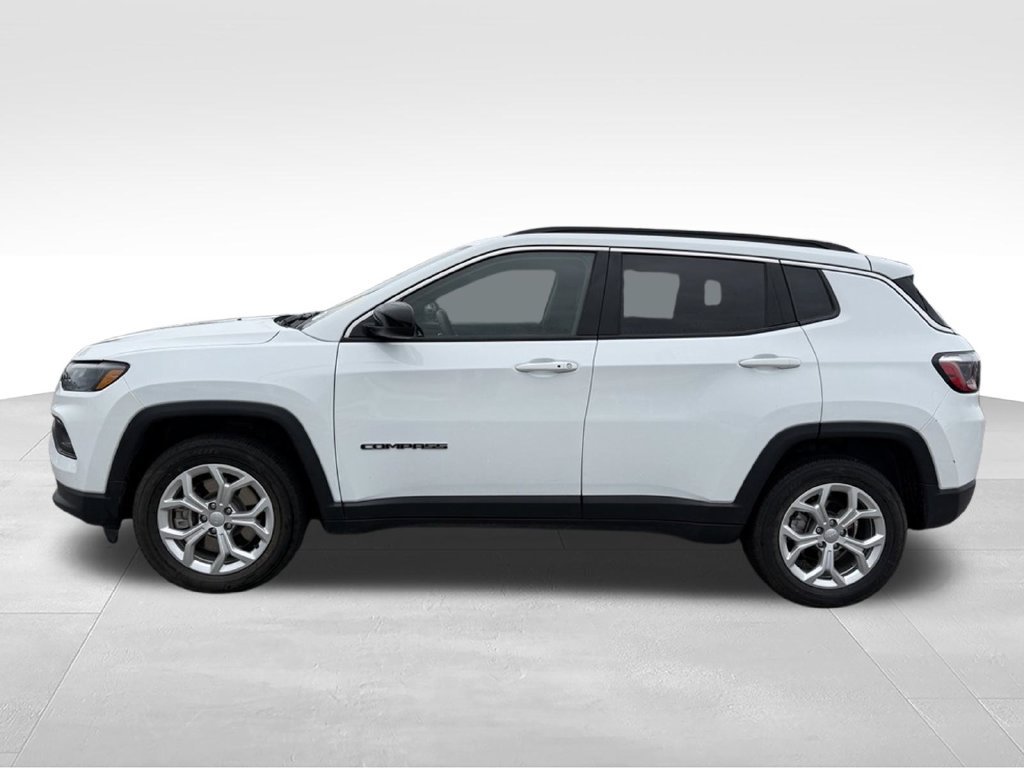 Used 2024 Jeep Compass Latitude AWD/4WD image 2