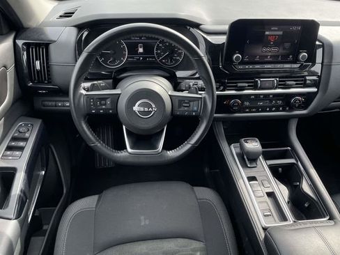 Used 2025 Nissan Pathfinder SV image 10