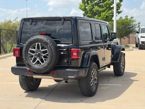 Used 2025 Jeep Wrangler Sahara image 9