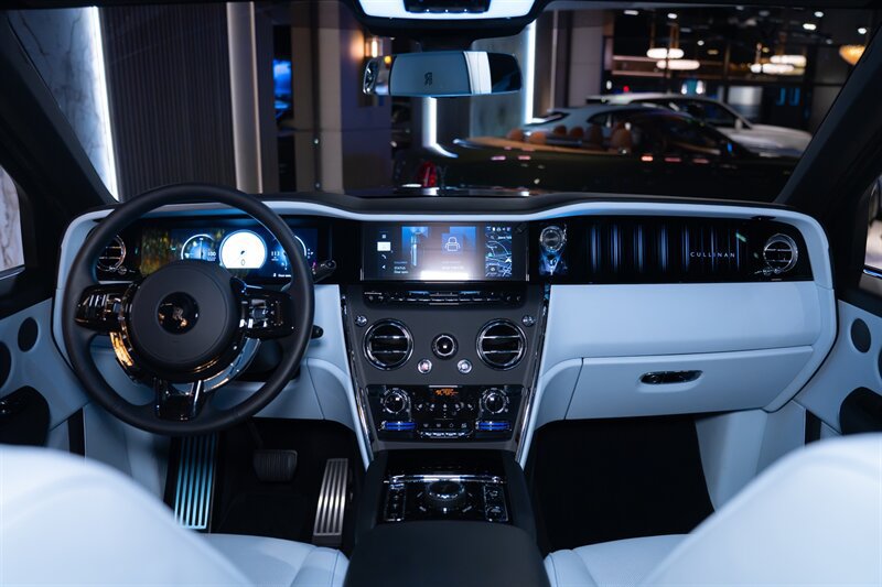 Used 2025 Rolls-Royce Cullinan AWD/4WD image 15