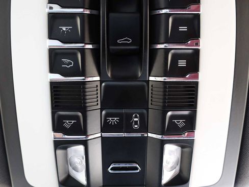Used 2025 Porsche Macan S AWD/4WD image 29