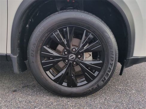 Used 2023 Nissan Rogue SV w/ SV Premium B Package image 11