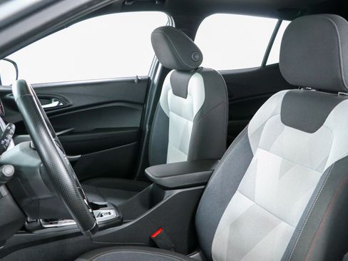 Used 2024 Chevrolet Trax RS w/ Sunroof Package FWD image 24