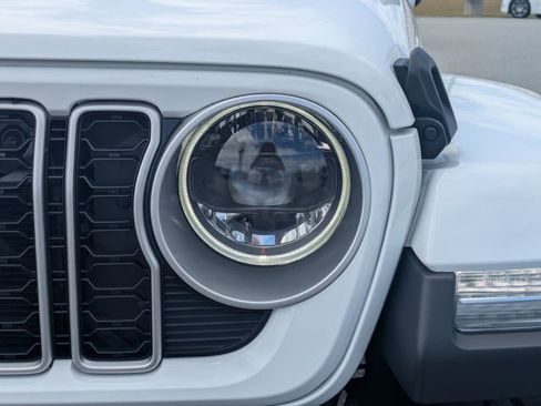 Used 2025 Jeep Wrangler Unlimited Sahara AWD/4WD image 11