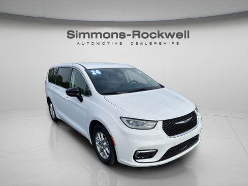 Used 2024 Chrysler Pacifica Touring-L FWD image 7