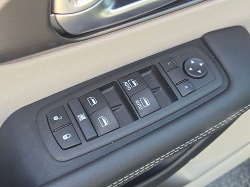 Used 2024 Chrysler Pacifica Touring-L image 18