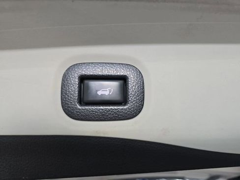 Used 2018 Nissan Rogue SV w/ Premium Package image 13