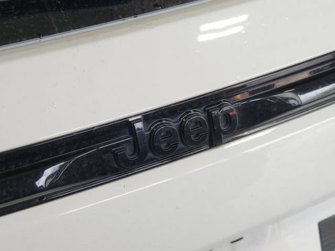 Used 2025 Jeep Grand Cherokee Altitude RWD image 9