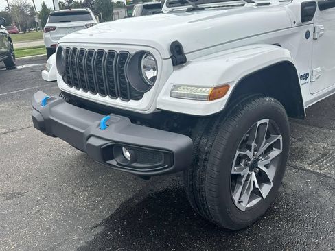 Used 2024 Jeep Wrangler Unlimited w/ Convenience Group AWD/4WD image 8