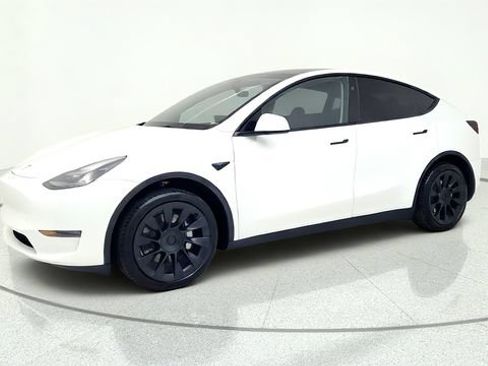 Used 2024 Tesla Model Y 2WD image 4