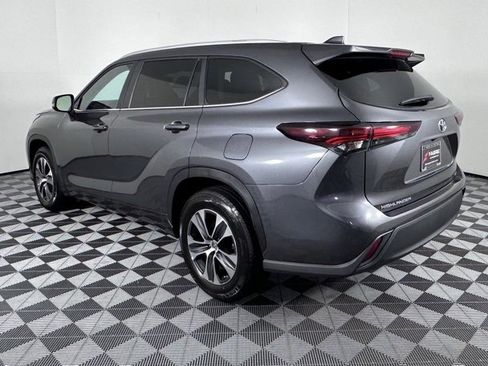 Used 2024 Toyota Highlander XLE image 6