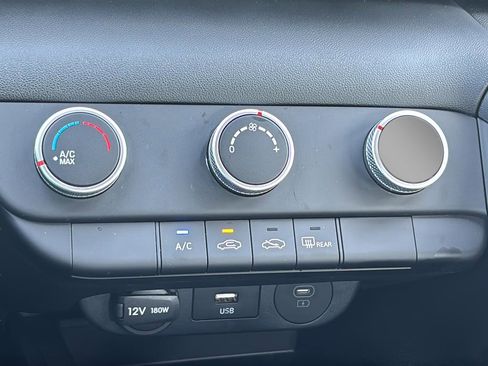 Certified 2025 Hyundai Elantra SE image 32