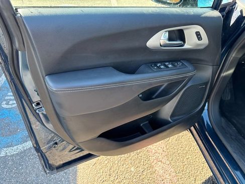 Used 2023 Chrysler Pacifica Limited w/ Uconnect Theater Family Group FWD image 5