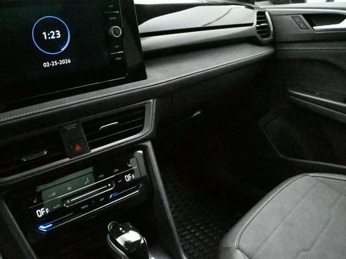 Certified 2025 Volkswagen Taos SE image 4