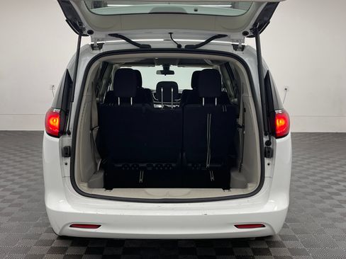 Used 2022 Chrysler Voyager LX FWD image 10