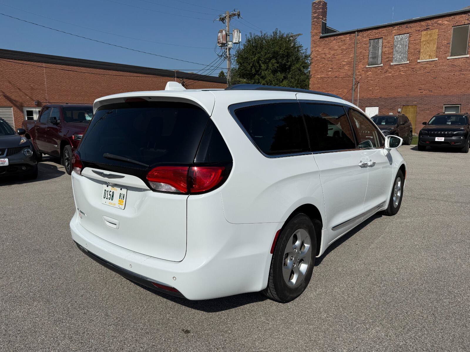 Used 2017 Chrysler Pacifica Touring-L Plus FWD image 4