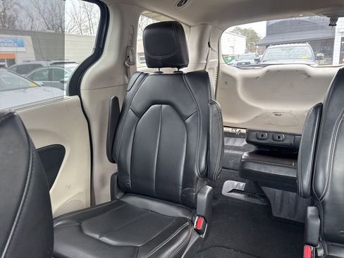 Used 2023 Chrysler Pacifica Touring-L image 11