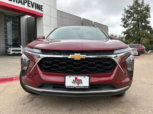 Used 2025 Chevrolet Trax LT w/ LT Convenience Package FWD image 3