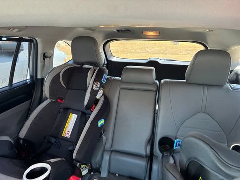 Used 2025 Toyota Highlander XLE FWD image 9
