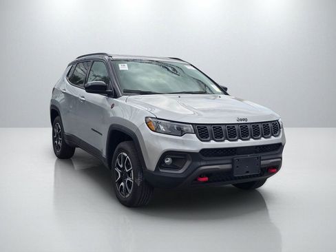 Used 2024 Jeep Compass Trailhawk AWD/4WD image 3