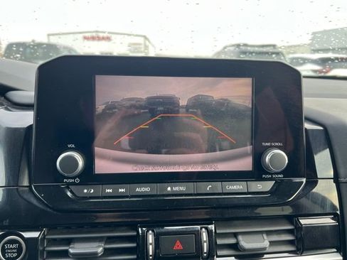 Used 2022 Nissan Pathfinder SV image 18