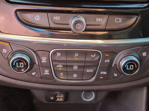 Used 2023 Chevrolet Traverse Premier FWD image 21