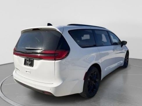 New 2026 Chrysler Pacifica Select w/ S Appearance Package image 5