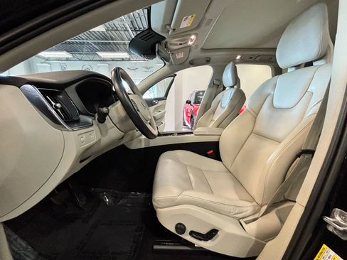 Used 2019 Volvo XC60 T5 Momentum w/ Premium Package image 9