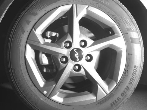 Used 2025 Kia K4 LXS image 12