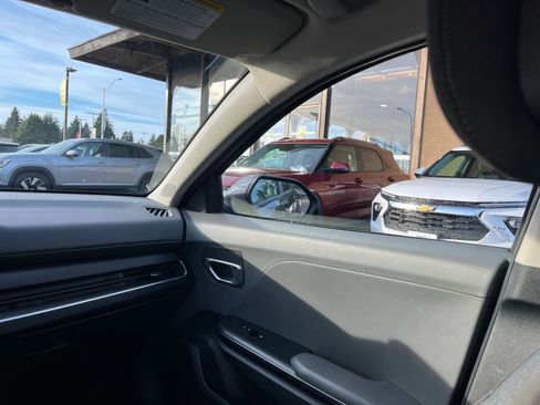 Used 2025 Kia K4 LXS image 36