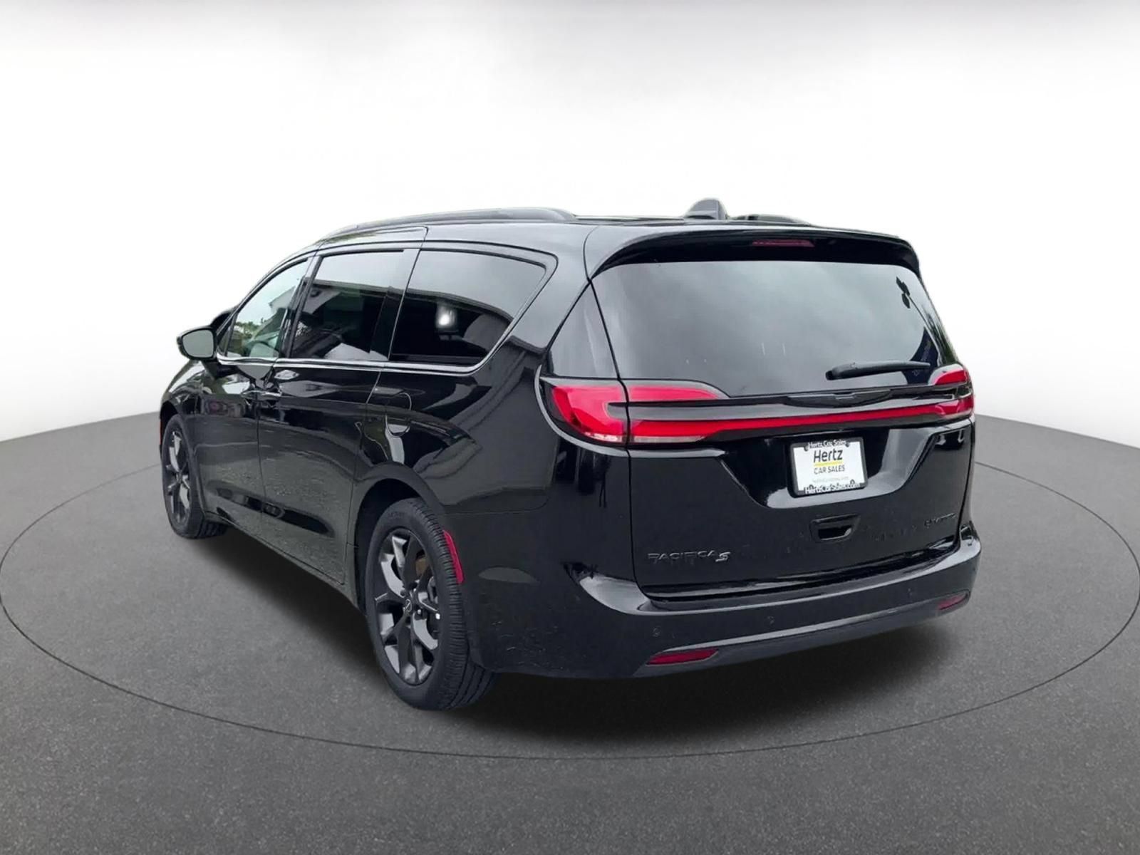 Used 2025 Chrysler Pacifica Limited FWD image 9