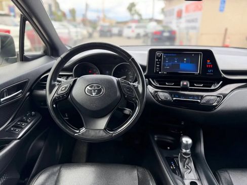 Used 2018 Toyota C-HR XLE FWD image 32