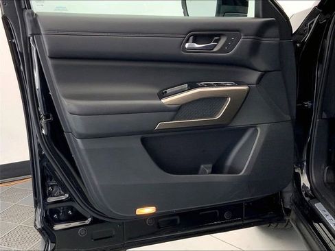 Used 2022 Nissan Pathfinder Platinum w/ Cargo Package AWD/4WD image 27