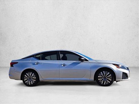 Used 2024 Nissan Altima 2.5 SV image 4