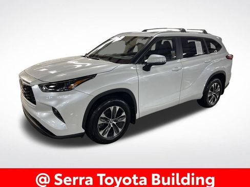 Certified 2023 Toyota Highlander XLE image 1