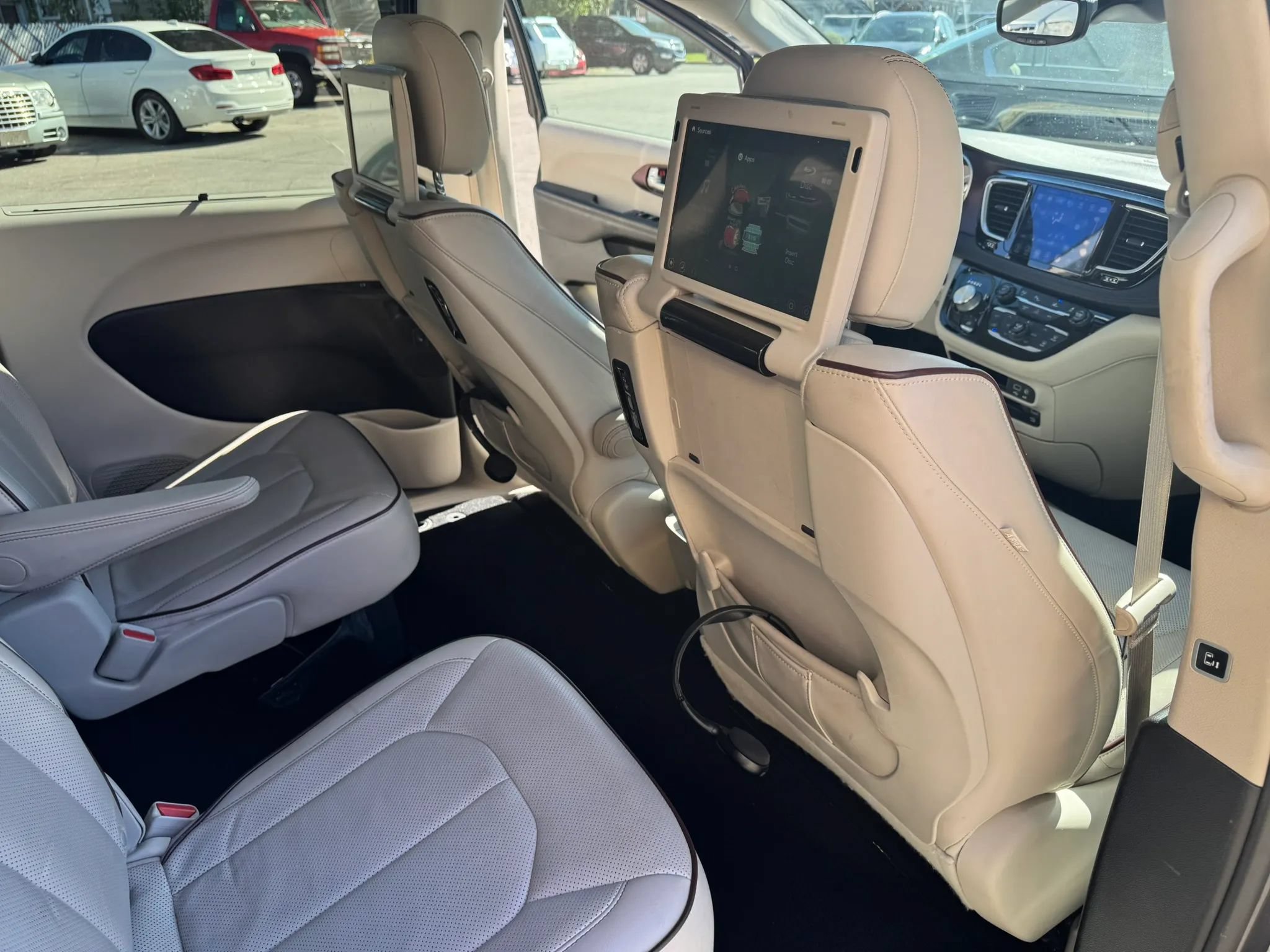 Used 2017 Chrysler Pacifica Limited FWD image 23