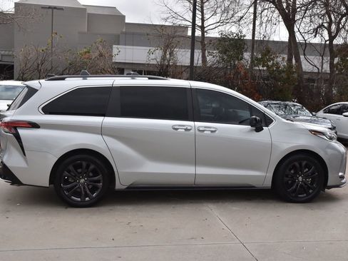 Used 2023 Toyota Sienna XSE w/ XSE Plus Package image 6