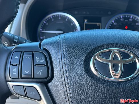 Used 2019 Toyota Highlander Limited w/ Carpet Mat Package (TMS) AWD/4WD image 22